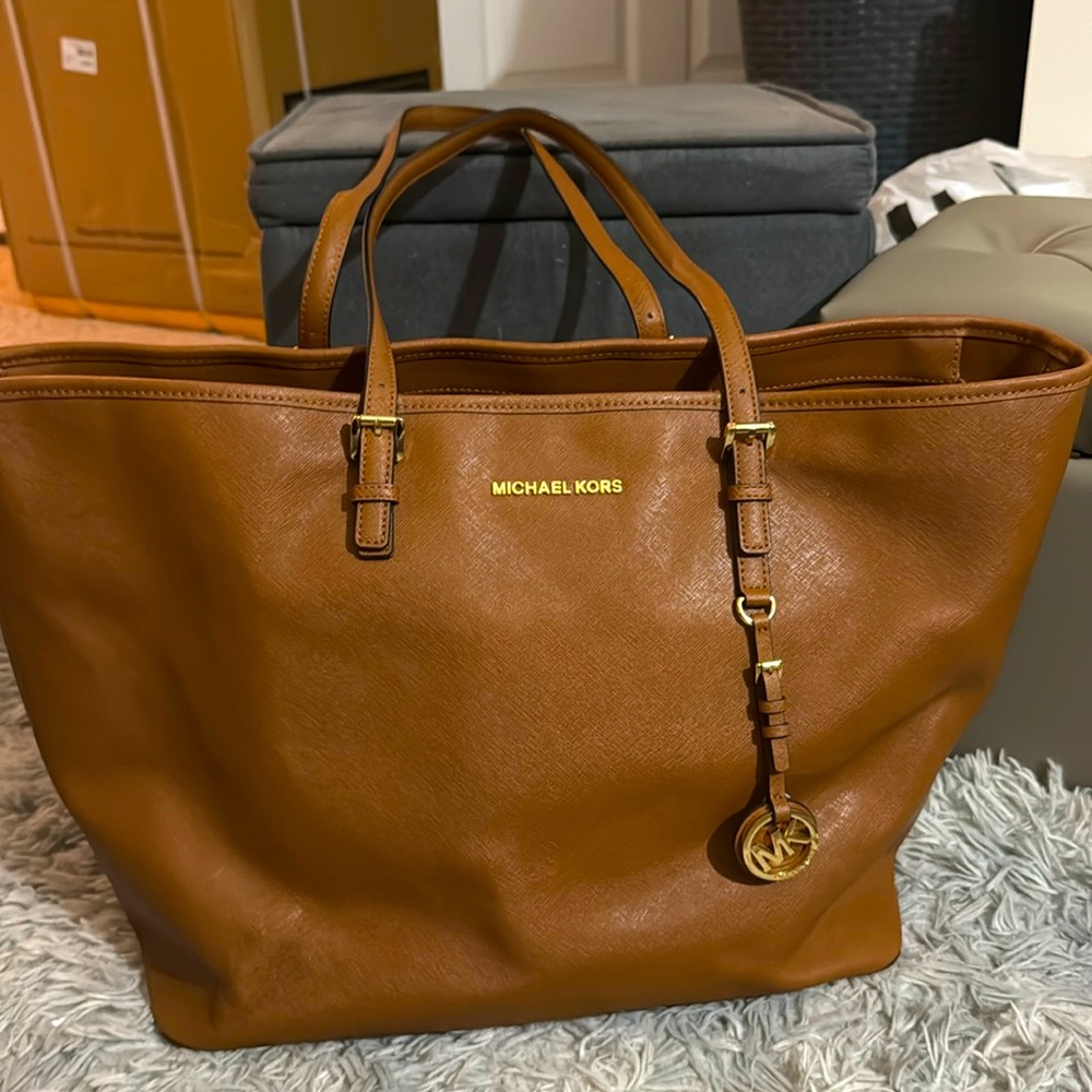 Michael Kors Genuine Saffiano Leather Jet Set Zip
Top Travel Laptop Tote